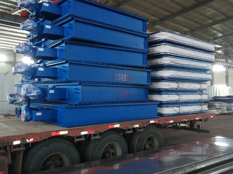 公司擋板門、膨脹節(jié)裝車過(guò)程中，準(zhǔn)備發(fā)貨了